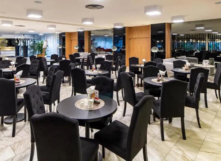 Goście Solnego Resortu**** mogą korzystać z przestronnej sali restauracyjnej