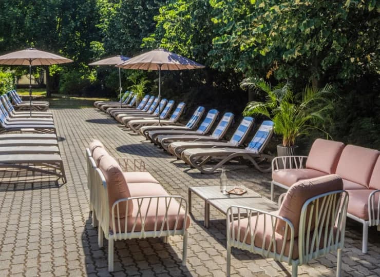 Na zewnątrz hotelu nie brakuje miejsc do relaksu z widokiem na zieleń