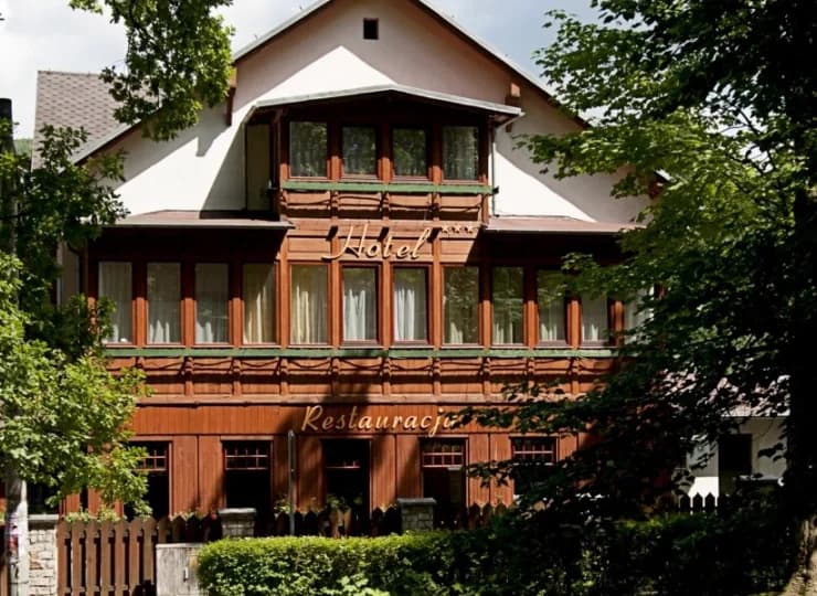 Hotel mieści się w odrestaurowanej, zabytkowej górskiej willi