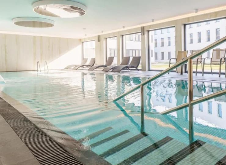 Resort posiada strefę relaksu z basenem, sauną i gabinetami zabiegowymi