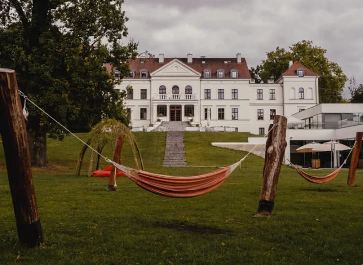 Hotel posiada zewnętrzną strefę rekreacyjną