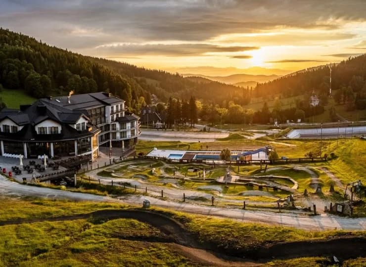 Aparthotel jest położony na terenie Ośrodka Bike Park Czarna Góra