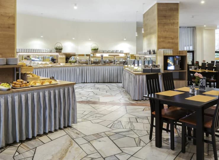 Na gości czeka sala restauracyjna, w której można udanie rozpocząć dzień
