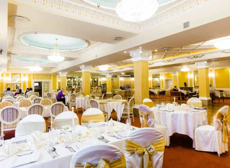 Hotel dysponuje elegancką salą restauracyjną