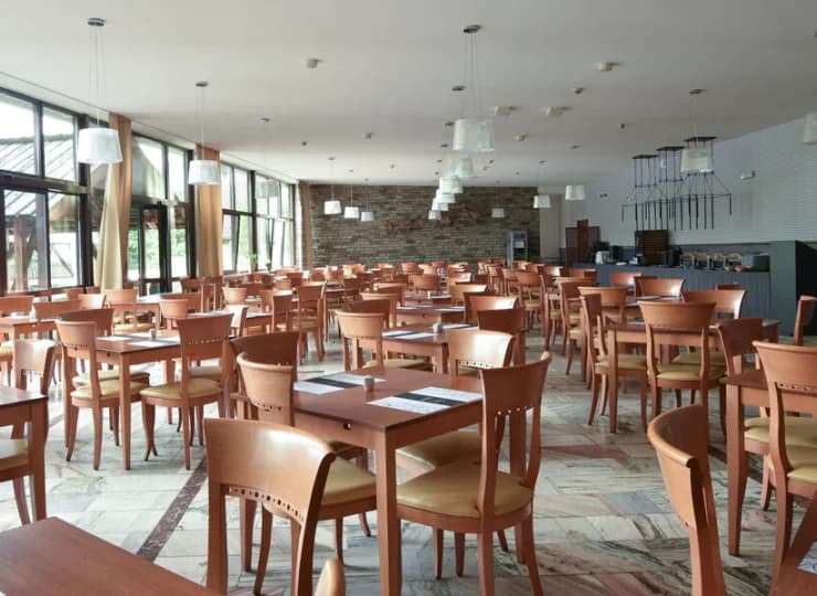 Sala restauracyjna jest przestronna