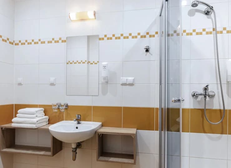 Łazienki apartamentów są bardziej przestronne