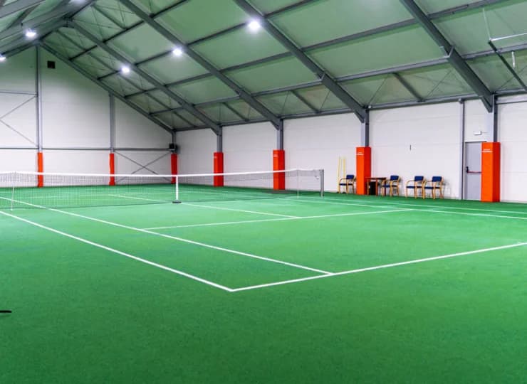 Ośrodek dysponuje bogatym zapleczem sportowym, także pod dachem