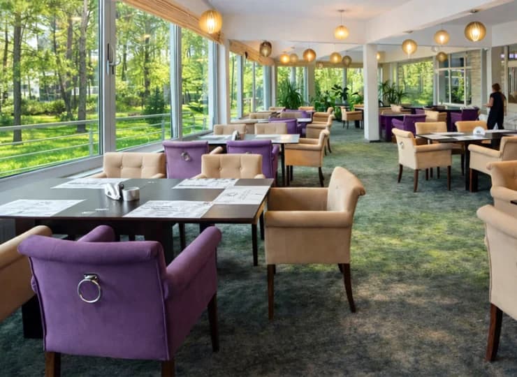 Na gości czeka piękna restauracja ze ścianą zieleni za oknem