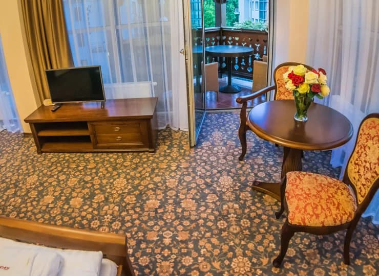 Część pokoi posiada balkon z widokiem na uzdrowisko