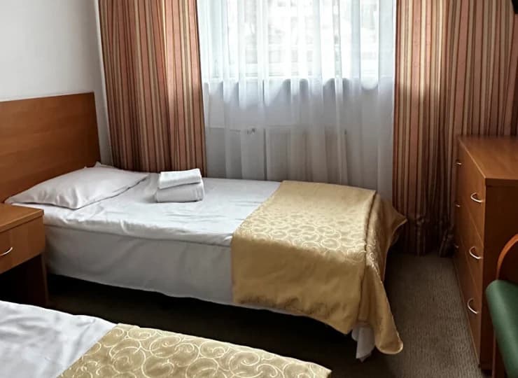 Wszystkie pokoje mają dostęp do wifi, TV i czajnika