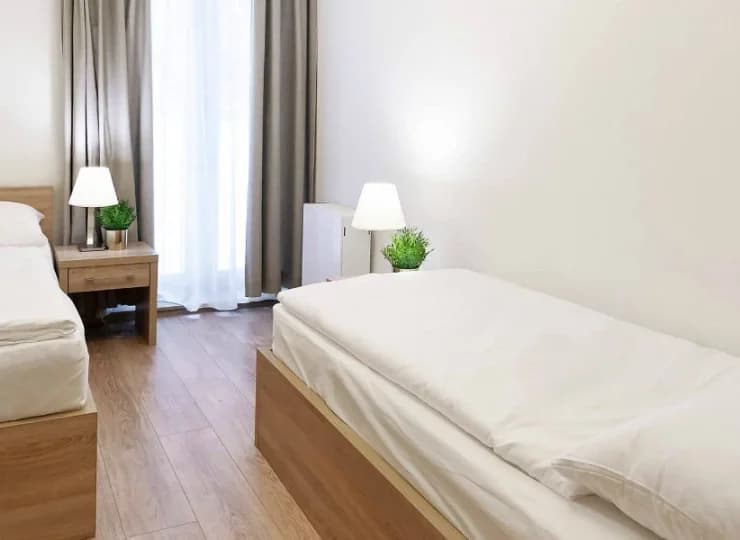 Oprócz tego, w większych apartamentach znajdują się pojedyncze łóżka