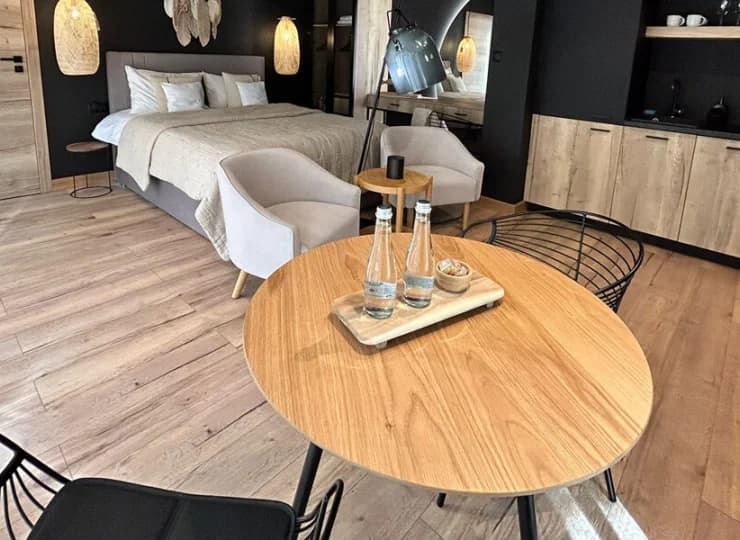 Domek 2-osobowy de luxe to wnętrze o podwyższonym standardzie