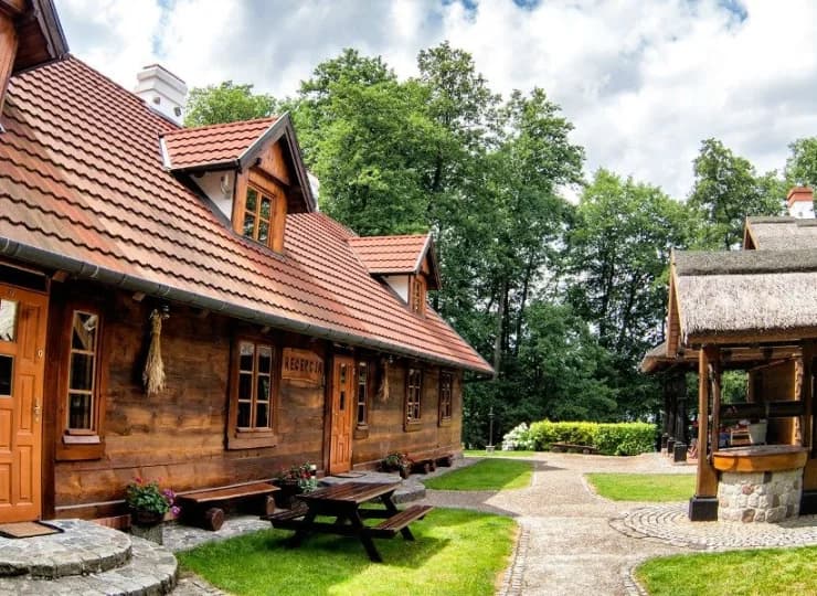 W skład kompleksu wchodzą 5 budynki w tradycyjnej architekturze regionu