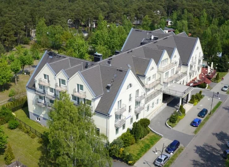 Hotel Łeba jest położony w pewnym oddaleniu od centrum w otoczeniu zieleni