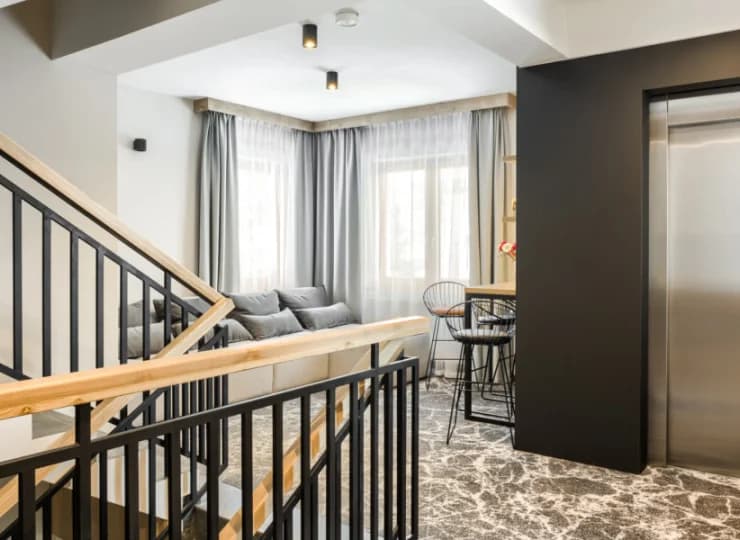 W apartamentach znajduje się winda