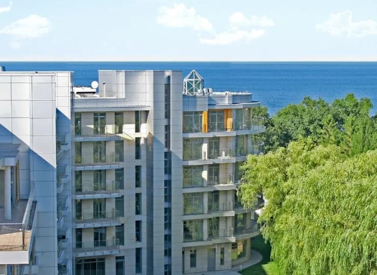Nowoczesny budynek otoczony jest drzewami