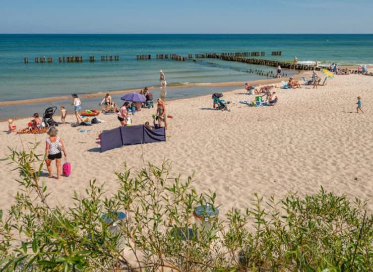 Wystarczy wyjść z terenu obiektu, by trafić na piaszczystą plażę