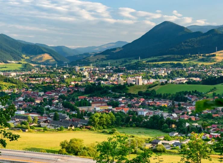 Ružomberok to malownicze miasto otoczone pasmami górskimi