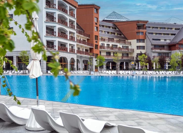 Hotel dysponuje przestronnym basenem zewnętrznym