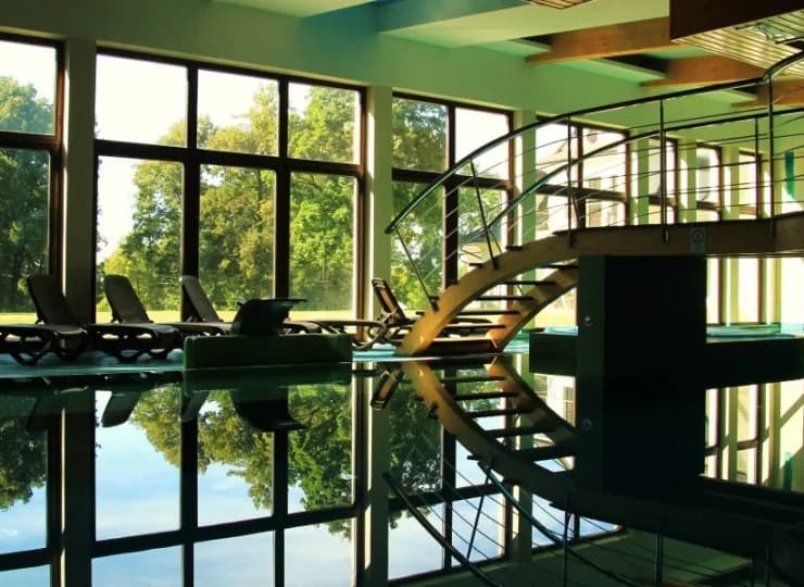 Strefę wellness zaaranżowano w oranżerii: są tu dwa baseny, jacuzzi, brodzik