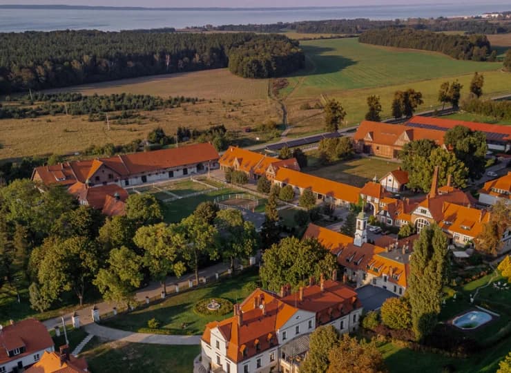 Kadyny Folwark Hotel & SPA*** jest zlokalizowany we wsi Kadyny, pod Elblągiem