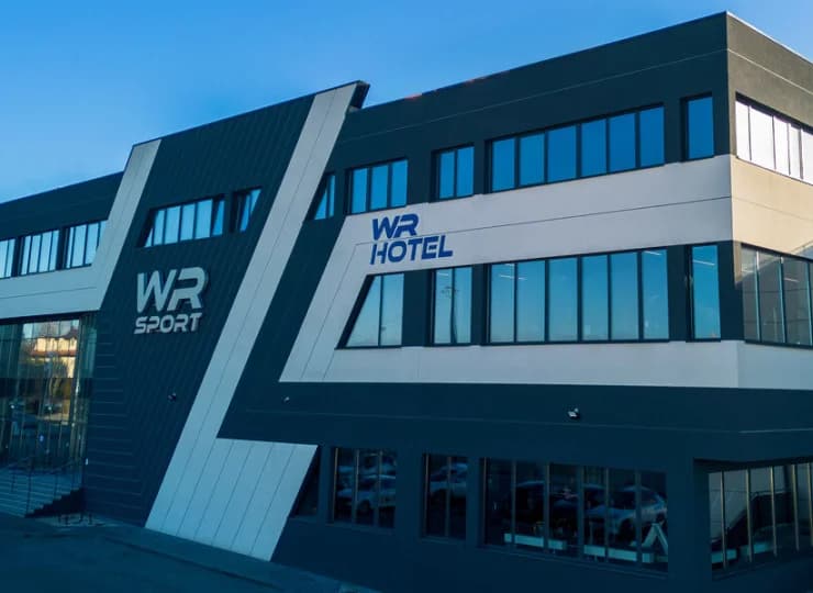 Świlcza graniczy bezpośrednio z Rzeszowem, a do ścisłego centrum jest tylko 8 km