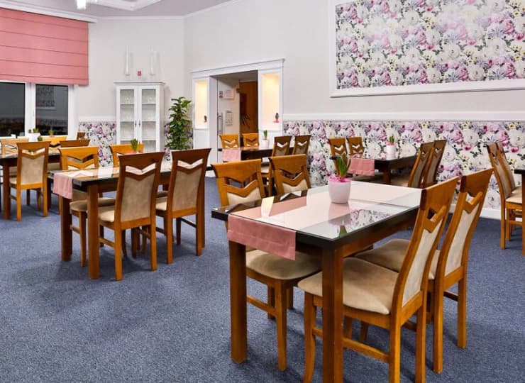 W hotelu znajduje się restauracja oferująca tradycyjne dania kuchni polskiej
