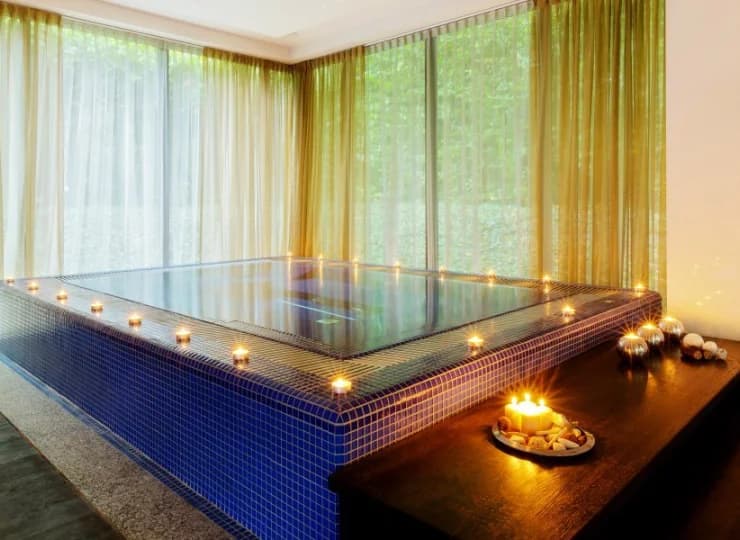 Przestronna wanna z hydromasażem i centrum fitness dopełniają ofertę