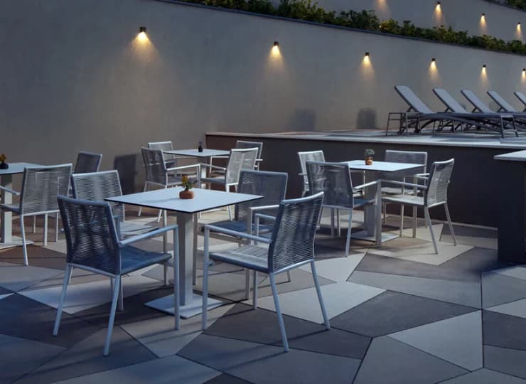 Pool bar pozwala na relaks przy stoliku lub na leżaku