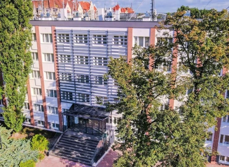 Przy hotelu znajduje się duży parking (dodatkowo płatny)