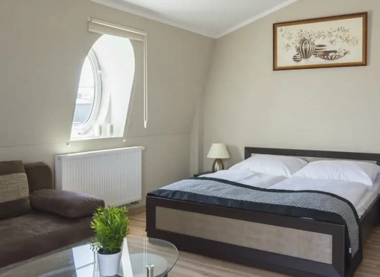 W każdym apartamencie jest podwójne łóżko i rozkładana sofa