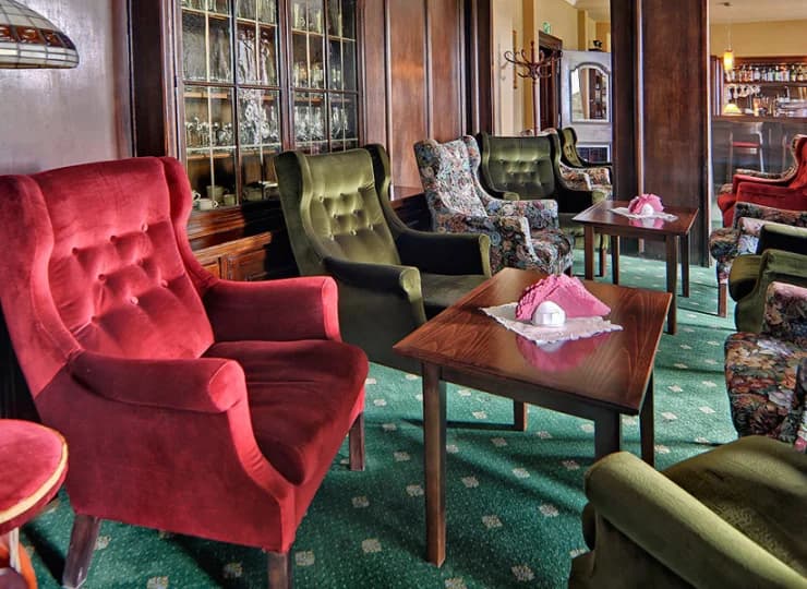 W hotelu mieszczą się restauracja oraz kawiarnia