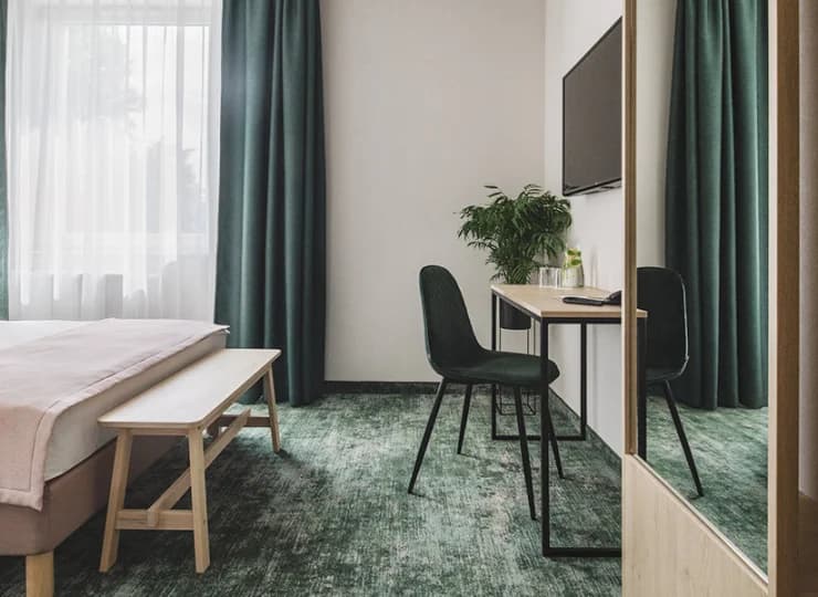 Pokoje są stonowane i komfortowe