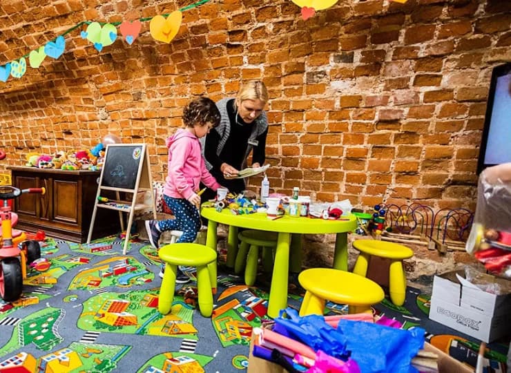 W hotelu znajduje się pełna atrakcji sala zabaw dla dzieci