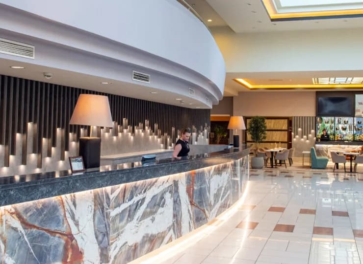 Recepcja hotelu jest dostępna całodobowo