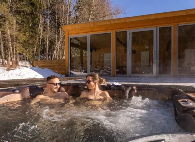 Zimowa kąpiel w jacuzzi jest wyjątkowym przeżyciem