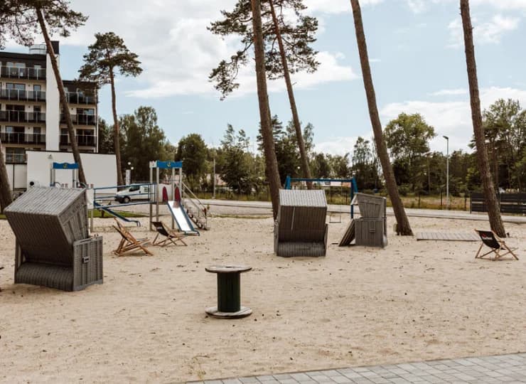 Rodzice mogą doglądać pociechy na placu zabaw, odpoczywając w plażowych koszach