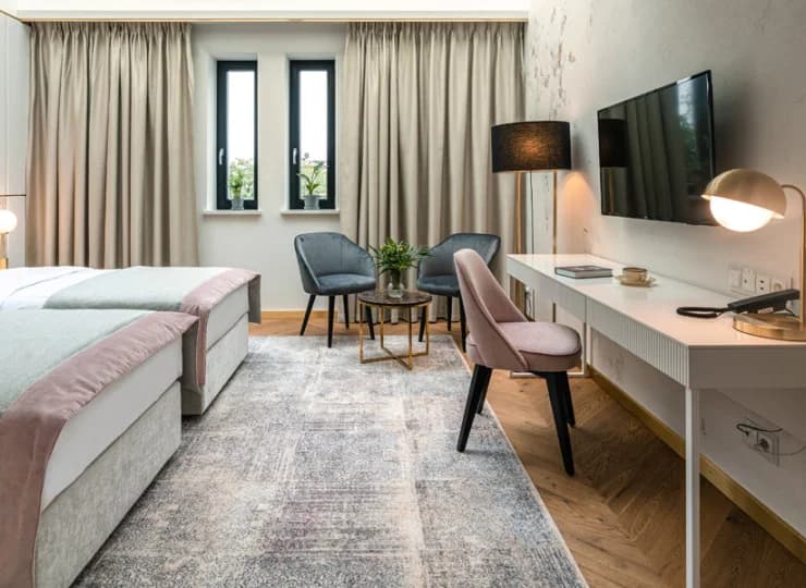 W wyposażeniu pokoju zestaw do parzenia kawy i herbaty, TV, sejf, minibar, woda