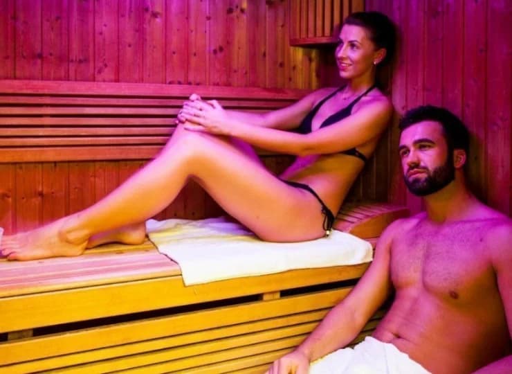 Obok basenu znajduje się sauna