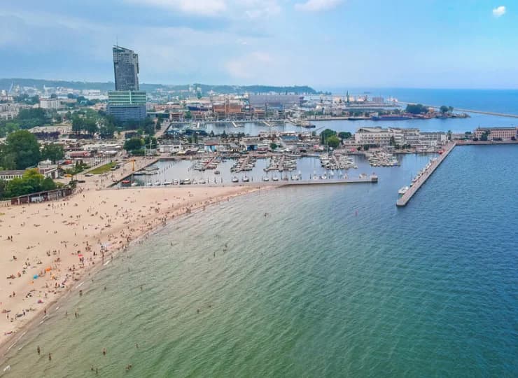 Wystarczy kwadrans spacerem, by dojść na miejską plażę