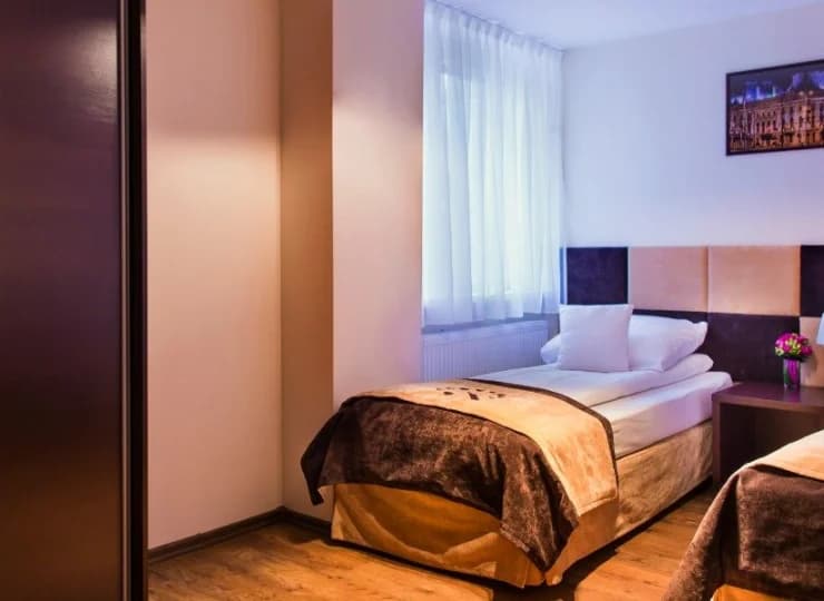 W ofercie znajdują się pokoje jedno-, dwu- i trzyosobowe