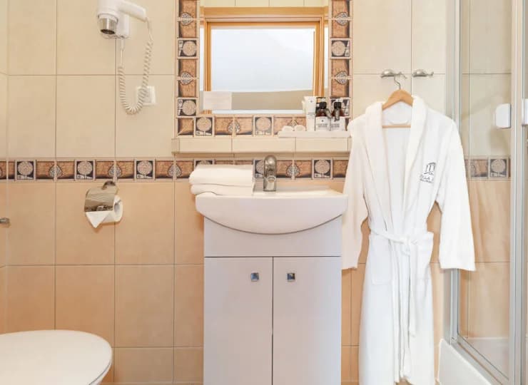 Łazienka pokoju attic z kabiną prysznicową