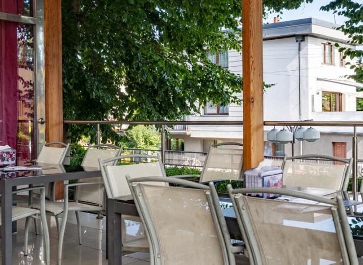 W obiekcie znajduje się drink bar z tarasem