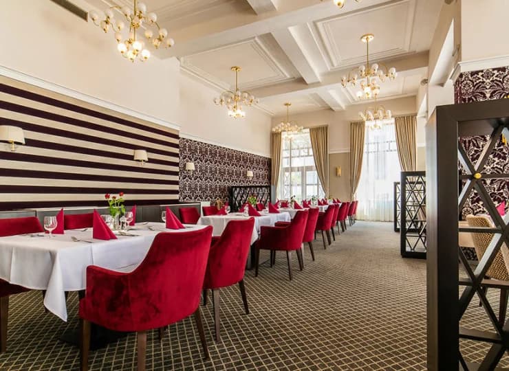 Elegancka restauracja ma widok na miasto