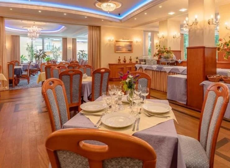 Hotelowa restauracja Ambasador specjalizuje się w daniach kuchni europejskiej