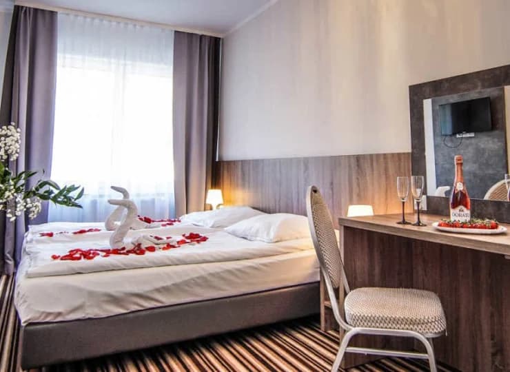 Wszystkie wnętrza utrzymane są w jasnych barwach i klasycznym stylu.
