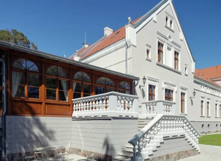 W Pałacu znajduje się również oranżeria, bar i biblioteka