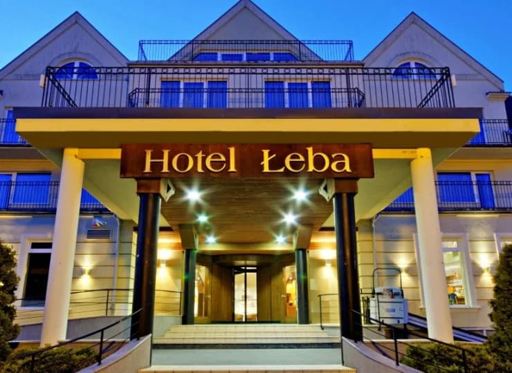 Otoczony lasami hotel mieści się pomiędzy Morzem Bałtyckim a Jeziorem Sarbsko