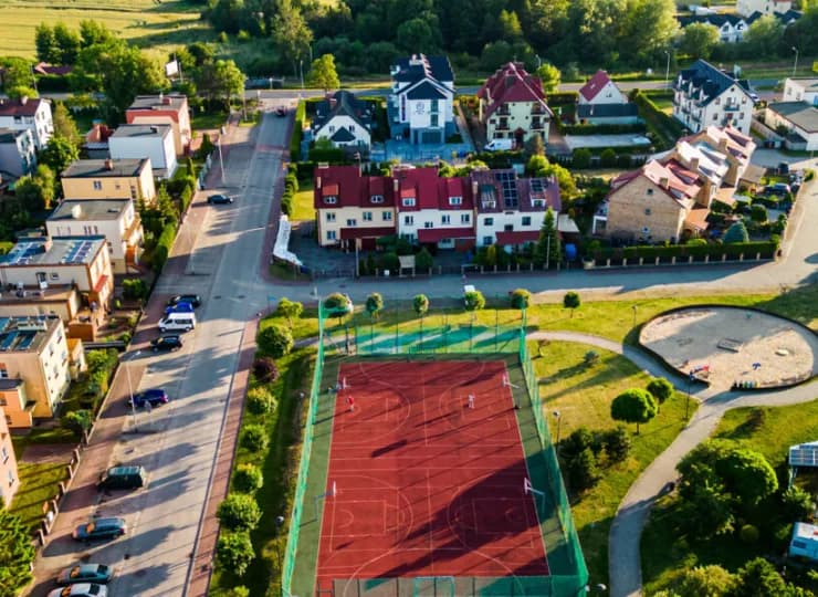 Hotel znajduje się w spokojnej okolicy, blisko terenów zielonych