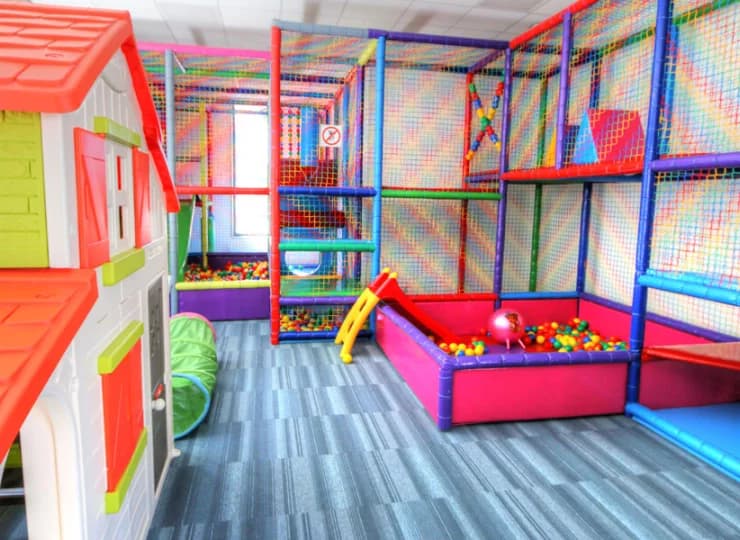 Sala zabaw zawiera duży małpi gaj, baseny z kulkami i inne atrakcje